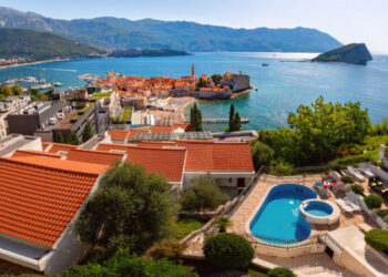 Rreth 100 turistë të helmuar nga ushqimi në Budva