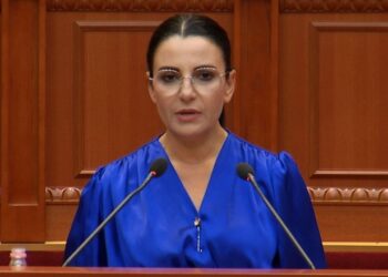 Kursimi i energjisë/ Balluku: Para se të dilni nga shtëpia sigurohuni që të gjitha dritat të jenë të fikura