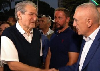 Hijenat e demokracisë dhe tragjedia jonë antropologjike