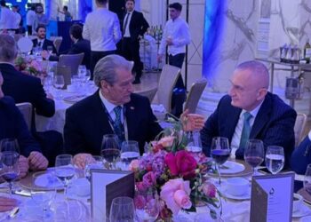 Gara me libër shtëpie kundër Ramës, Meta e Berisha përgatisin opinionin për bojkotin e zgjedhjeve lokale të 2023-shit