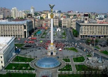 Fillojnë “larjet e hesapeve” në Kiev, Zelensky shkarkon krerët e shërbimeve sekrete