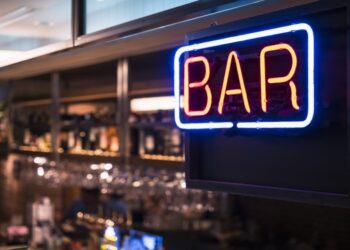 Harron lokalin hapur, të panjohur hyjnë, pinë birra dhe… i paguajnë!