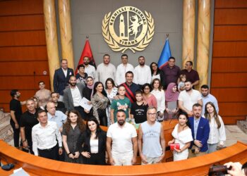Ceremonia e betimit të 16 shtetasve të rinj/ Veliaj: Politika e përbaltjes të mos kthehet në sport! Kur shqiptarët…
