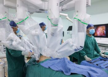 “Intuitive Surgical”, 100 milionë dollarë investim për kirurgjinë me asistencë robotike