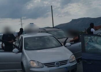 Elbasan/ Pranga tre të rinjve, i morën me dhunë 2 mijë euro 20-vjeçarit, arrestohen 3 të rinj në Elbasan