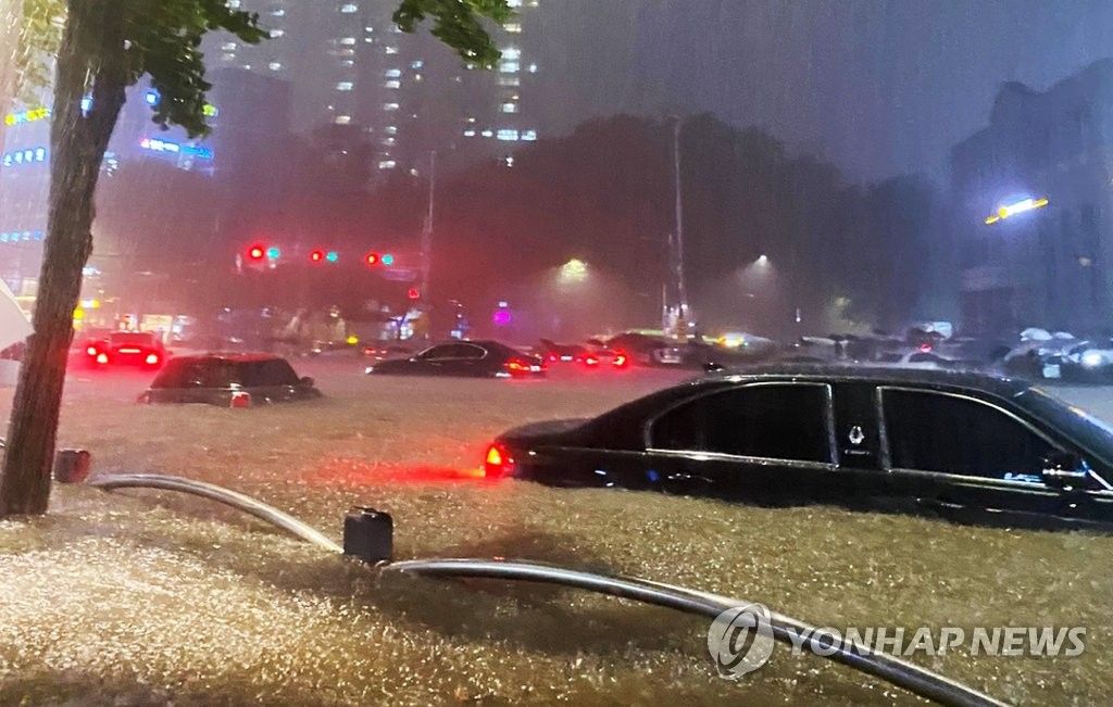 FOTO / Përmbytje apokaliptike në Seul, disa viktima