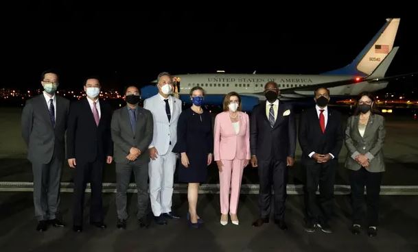 Tensionet/ Nancy Pelosi mbërrin në Tajvan pavarësisht paralajmërimeve të Kinës që vizita të mos bëhej