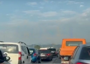 Aksident në autostradën Tiranë-Durrës, radhë kilometrike makinash