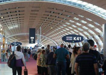 Policia franceze vret një burrë që mbante thikë me vete në aeroport