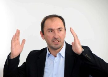 Liburn Aliut i vjedhin makinën tek dera e Ministrisë, hajduti kapet duke hyrë në Shqipëri