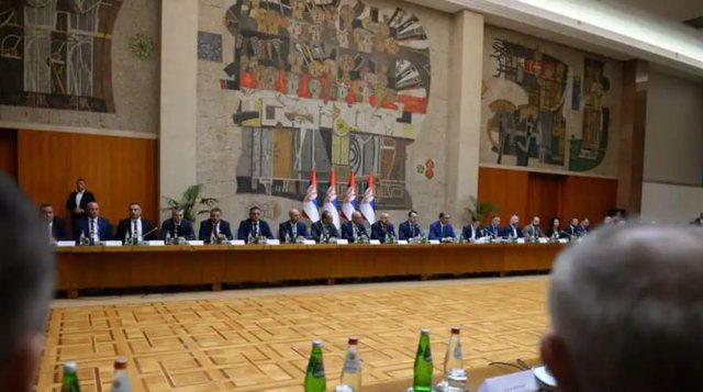 Pas takimit me Kurtin në Bruksel/ Vuçiç kërkon tryezë bisedimesh me serbët e Kosovës