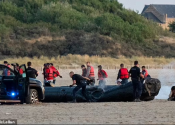 “Nuk u takon taksapaguesve britanikë t’i mbështesë ata”/ Deputetët anglezë: Shqiptarët që vijnë me gomone çojini në Ruanda