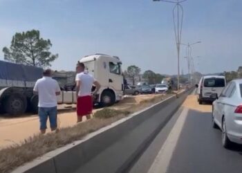 VIDEO/ Trajleri me grurë që erdhi nga Ukraina, përmbyset në autostradën Tiranë-Durrës