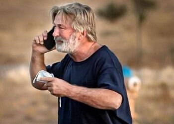 Tragjedia në xhirimet e filmit/ FBI publikon raportin: Alec Baldwin e tërhoqi këmbëzën e armës që vrau kineasten