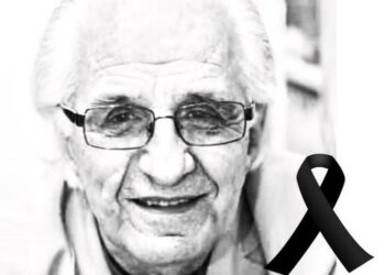 Guri prej budallai të poshtër i një vajze të re në varrin ku trupi i Nashos ende nuk ishte varrosur