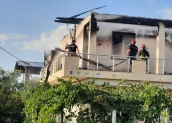 Rrufeja godet shtëpinë në Berat, shkrumbohet ndërtesa dykatëshe