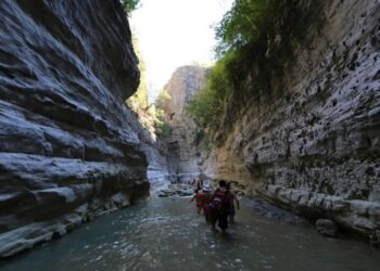 Moti i keq bllokon 6 turistë në kanionin e Langaricës, policia jep detaje