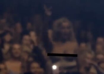 VIDEO: E pazakontë! Fansja kërcen topless, ‘çmend’ mijëra vetë në koncertin e reperit të njohur