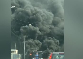 VIDEO: E frikshme! Tym dhe zjarr, ja momenti i djegies së autobusit në Durrës