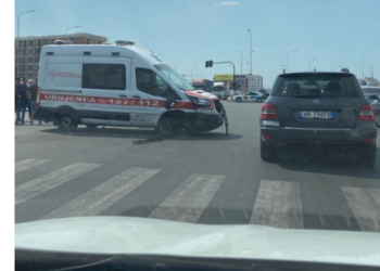 FOTO/ Aksident i rëndë, përplaset ambulanca me një makinë në afërsi të ish-sheshit “Shqiponja”. Plagoset 66 vjeçarja