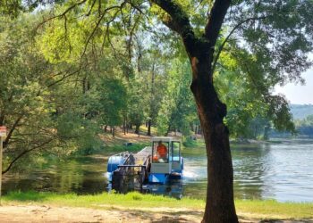 FOTOT/ Bashkia e Tiranës pastron ujin e Liqenit Artificial, destinacionin e preferuar të kryeqytetasve