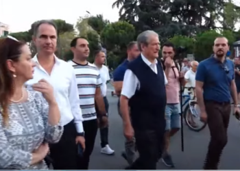 FOTO/ Protestuesit i kërkojnë Berishës të ikë, ai refuzon: Janë ata që sa herë bien ngushtë, kërkojnë të largohet politika. Do jemi…!