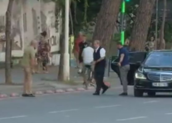 FOTO/ Tubimi para ministrisë, Berisha u bashkohet qytetarëve. Pritet Meta: Vogëlushja u vra nga një skafist i qeverisë