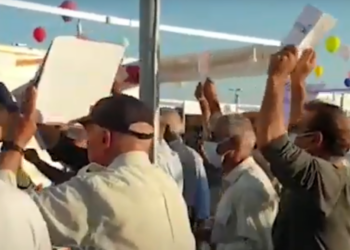 Incident në Panairin e Librit në Durrës, muxhahedinët protestojnë para stendës së një pjesëmarrësi (VIDEO)