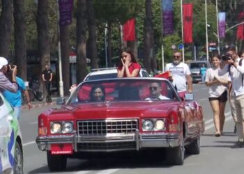VIDEO / Me makinë kabriolet, Luiza Gega pritet me ceremoni të veçantë në Tiranë