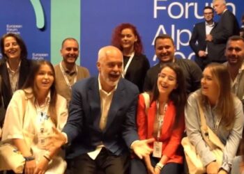VIDEO / Rama këndon “xhamadani vija vija” në Austri: Me shqipet në malet e Europës