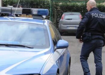 Shqiptari refuzon t’i japë shpjegime policisë italiane, iu përplas edhe celularin në makinë