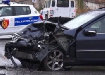 Aksidentohet mjeti me familjen e zyrtarit VIP në Kashar, Policia ‘kyç’ gojën!