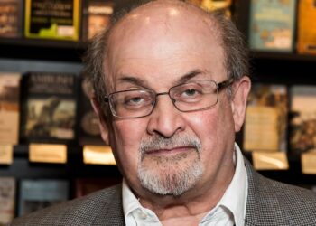 Speciale/ Shkrimtarë nga e mbarë bota dënojnë sulmin me thikë ndaj Salman Rushdie