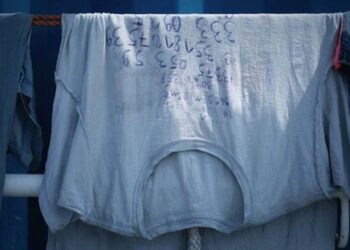 Tronditëse/ Emigrantët shkruajnë mbi bluza numrat e telefonit: Nëse mbytem, ​​njoftoni familjen!