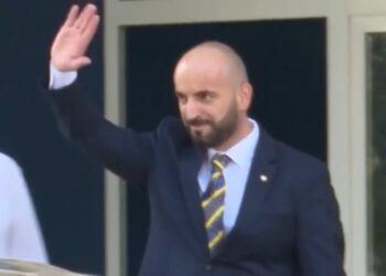 VIDEO/ Momenti kur Gledis Nano largohet nga Drejtoria e Policisë, përshëndet mediat i qeshur, pa thënë asnjë fjalë