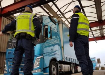 FOTO/ “E mitura mbuluar me batanije”! Policia holandeze kap familjen shqiptare në kamion, ishin nisur drejt Anglisë