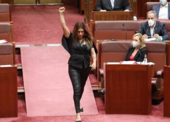 Senatorja indigjene ‘sfidon’ parlamentin australian: Mbretëresha Elizabeth II është kolonizatore, betohem solemnisht se…!
