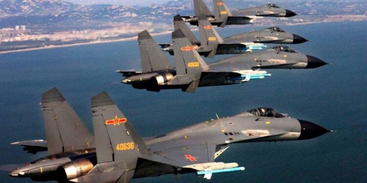 "Aromë" lufte/ Dhjetëra avionë ngrihen të armatosur në qiell, kinezët rrethojnë ishullin e Tajvanit, flota amerikane ndodhet aty
