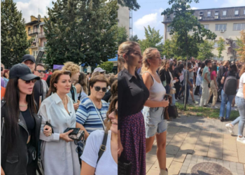 Protagonizmi i “koketave” në protesta, si vrasëse të saj