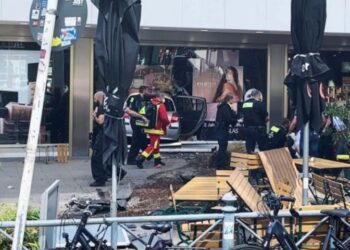 Aksidenti i rëndë/ BMW-ja përfundon brenda gjykatës së Dibrës, lëndohet punonjësi i sigurimit