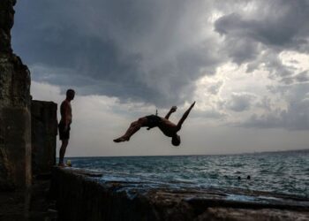 EMRI/ Ngjarje e rëndë në Sarandë, hidhet në det nga trampolina dhe plagoset pushuesi, transportohet me helikopter…!