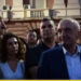 Protesta për tragjedinë e Himarës/ Berisha e Meta krah për krah para Kryeministrisë, i japin dorën njeri-tjetrit