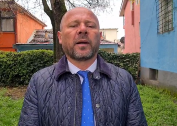 FOTO/ “Blu për blu”! Xhelal Mziu bën gafën epike, ngatërron flamurin e Kosovës me atë të Somalisë