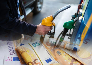 Ulet çmimi i naftës me më shumë se 3 dollarë për fuçi! Kriza në Kinë sjell rënien në bursa