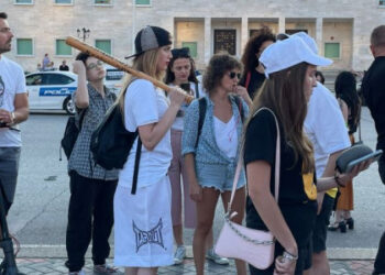 Përdhunimi i 11-vjeçares në Prishtinë/ Tirana në protestë! Qytetarë dhe personazhe të artit bëhen bashkë