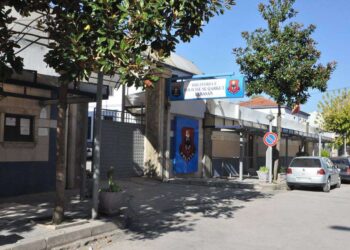 Sherr në Elbasan, bashkëjetuesit rrihen me grushta me njëri-tjetrin