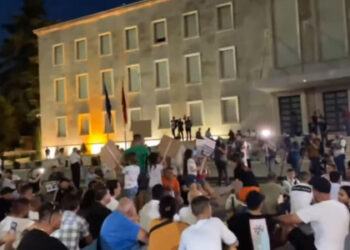 Protestuesit “këmbëkryq” para Kryeministrisë, asnjë kordon policie rreth godinës së qeverisë