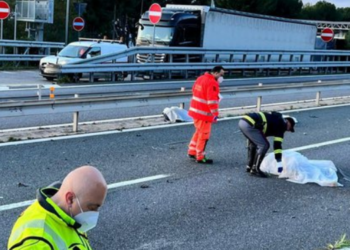 E rëndë/ 21 vjeçari tërhiqet zvarrë nga kamioni-cisternë për disa metra, shoferi nuk e kishte kuptuar