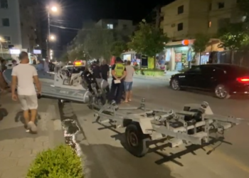 Prag tragjedie në Shëngjin/ Gomonia që po tërhiqej nga një makinë shkëputet dhe përfundon në trotuar, përplas një tjetër mjet!
