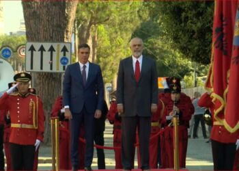 VIDEO/ Kryeministri spanjoll mbërrin në Tiranë, pritet me ceremoni zyrtare nga Rama